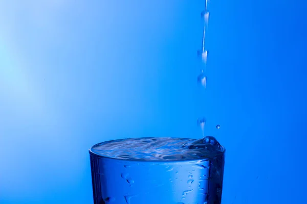 Klar Dricksvatten Faller Ett Klart Glas Hälsosamt Hälsosamt Sötvatten Utan — Stockfoto