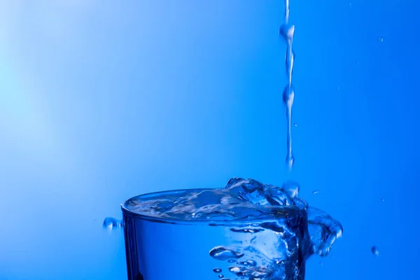 Helder Drinkwater Valt Een Helder Glas Gezond Gezond Zoet Water — Stockfoto