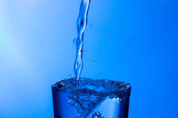 Helder Drinkwater Valt Een Helder Glas Gezond Gezond Zoet Water — Stockfoto