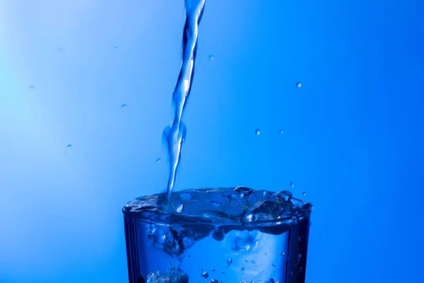 Temiz Içme Suyu Temiz Bir Bardağa Dökülüyor Sağlıklı Sağlıklı Temiz — Stok fotoğraf