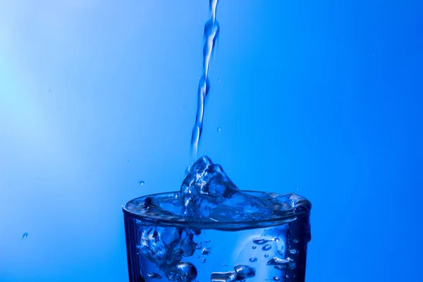 Helder Drinkwater Valt Een Helder Glas Gezond Gezond Zoet Water — Stockfoto