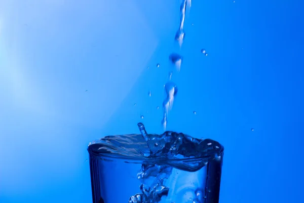 Helder Drinkwater Valt Een Helder Glas Gezond Gezond Zoet Water — Stockfoto