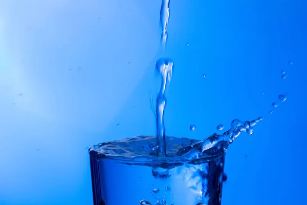Helder Drinkwater Valt Een Helder Glas Gezond Gezond Zoet Water — Stockfoto