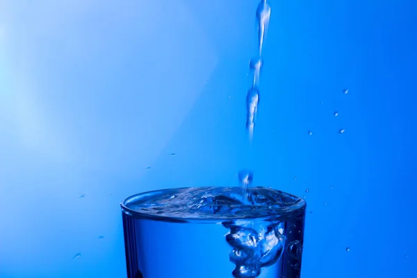 Чистая Питьевая Вода Попадает Прозрачный Стакан Здоровая Здоровая Пресная Вода — стоковое фото