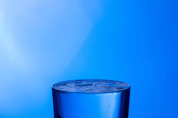 Helder Drinkwater Valt Een Helder Glas Gezond Gezond Zoet Water — Stockfoto