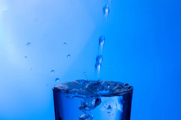 Helder Drinkwater Valt Een Helder Glas Gezond Gezond Zoet Water — Stockfoto