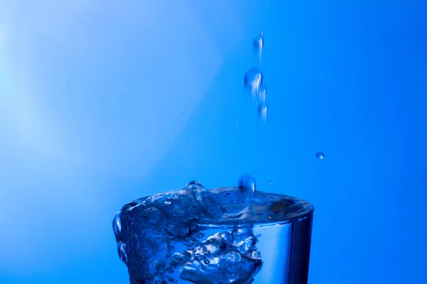 Jelas Air Minum Jatuh Dalam Gelas Yang Jernih Sehat Sehat — Stok Foto