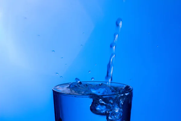 Klar Dricksvatten Faller Ett Klart Glas Hälsosamt Hälsosamt Sötvatten Utan — Stockfoto