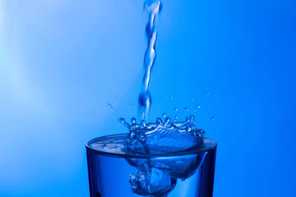 Jasne Woda Pitna Wpada Przezroczystej Szklanki Zdrowej Zdrowej Słodkiej Wody — Zdjęcie stockowe