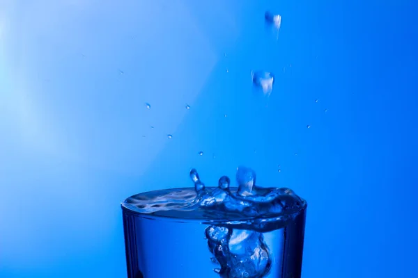 Tiszta Ivóvíz Esik Egy Tiszta Pohár Egészséges Egészséges Friss Víz — Stock Fotó