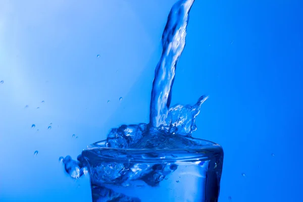 Klares Trinkwasser Fällt Ein Klares Glas Gesundes Gesundes Frisches Wasser — Stockfoto