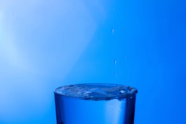 Temiz Içme Suyu Temiz Bir Bardağa Dökülüyor Sağlıklı Sağlıklı Temiz — Stok fotoğraf
