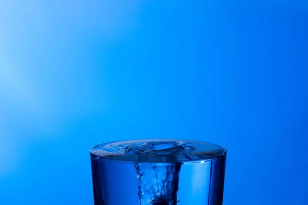 Helder Drinkwater Valt Een Helder Glas Gezond Gezond Zoet Water — Stockfoto