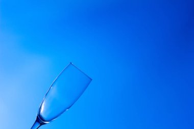 Temiz, içme suyu temiz bir bardağa dökülüyor, sağlıklı, sağlıklı, temiz, kokusuz ve tatsız bir su. Yüzeye su damlaları sıçrıyor. Jet su bardağa giriyor