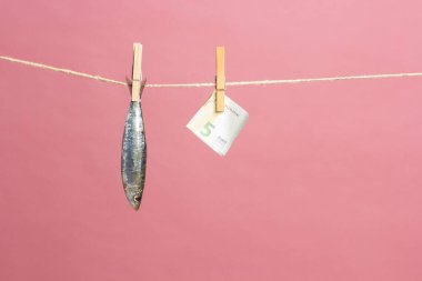 Sardalya balıkçılarda kolayca bulunan bir balıktır, Akdeniz 'de genellikle avlanır ve Akdeniz diyetinde yaygın olarak görülür, sağlıklı ve omega dolu.