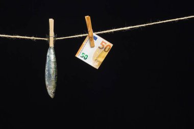 Sardalya balıkçılarda kolayca bulunan bir balıktır, Akdeniz 'de genellikle avlanır ve Akdeniz diyetinde yaygın olarak görülür, sağlıklı ve omega dolu.