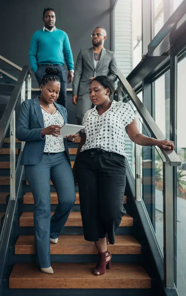 Equipo de empresarios africanos caminando por una escalera —  Fotos de Stock