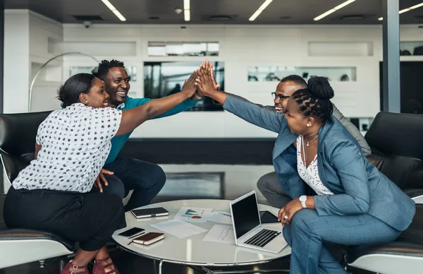 Sikeres minden afrikai üzleti csapat ad magas öt barát — Stock Fotó