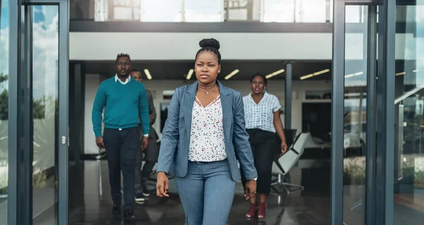Selbstbewusste afrikanische Geschäftsfrau zu Fuß — Stockfoto