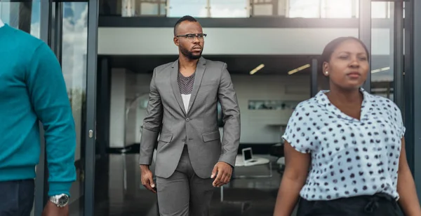 Trendiger afrikanischer Geschäftsmann zu Fuß — Stockfoto