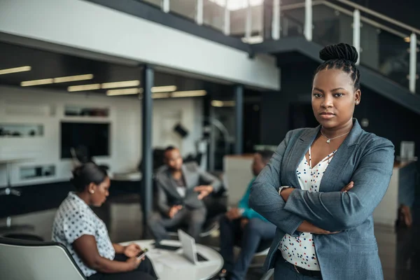 Retrato de uma empresária negra confiante — Fotografia de Stock