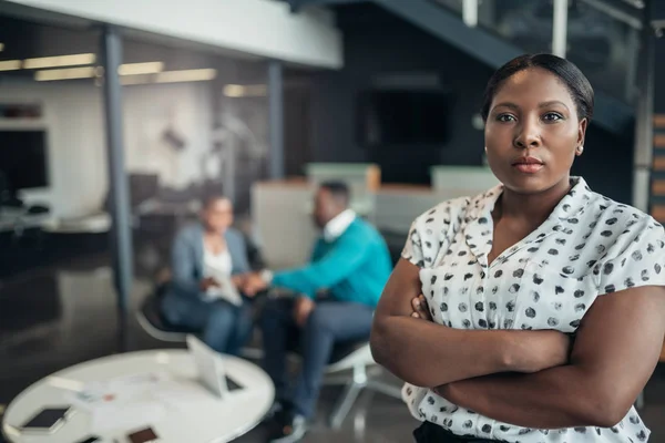 Retrato de uma empresária negra confiante — Fotografia de Stock