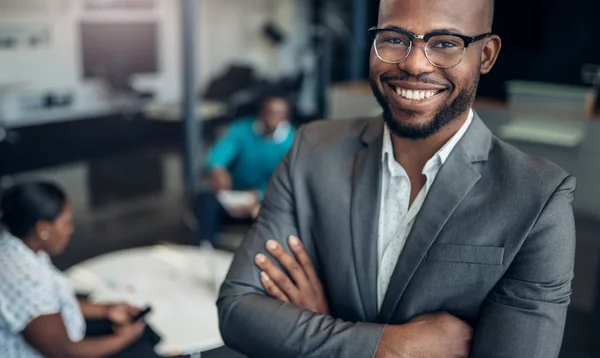 Porträt eines lächelnden selbstbewussten schwarzen Geschäftsmannes — Stockfoto