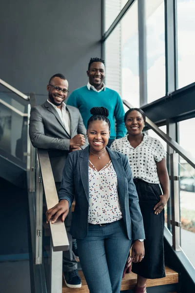 Mosolyogva afrikai üzletemberek csoportja — Stock Fotó