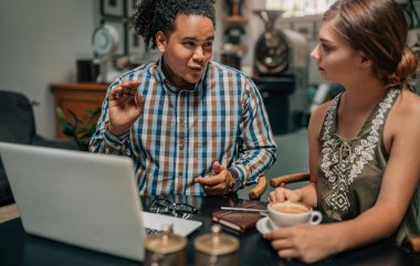 Konuşmak ve dizüstü söz ile ifade girişimciler 