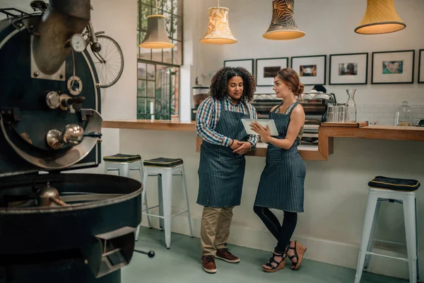 Administrador de café bastante apuntando a la tableta digital — Foto de Stock