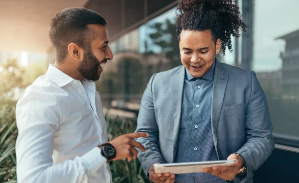 Twee trendy zakenlieden praten en lachen terloops buiten — Stockfoto