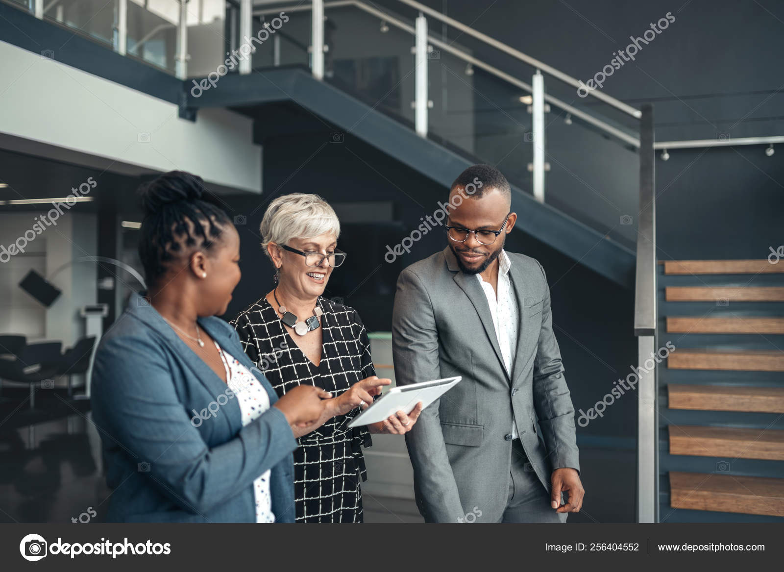 Drei Geschäftsleute verlassen ein erfolgreiches Meeting – Stockfoto ©  JonoErasmus #256404552, image size:1600x1167