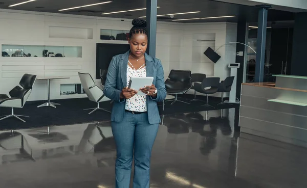 Hermosa mujer de negocios africana negra de pie sola en la oficina — Foto de Stock