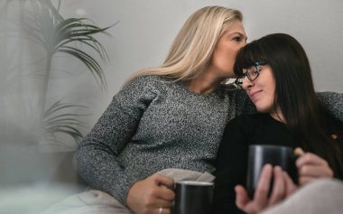 İçinde aşk lezbiyen çift oturma birlikte ve paylaşım bir öpücük