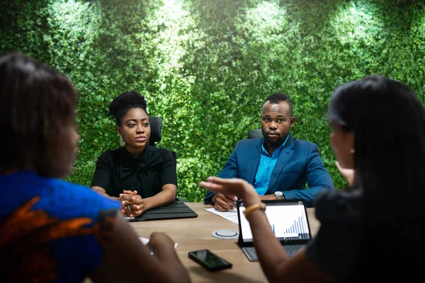 黒人アフリカ環境に優しいと緑のスタートアップボードルームビジネスミーティング — ストック写真