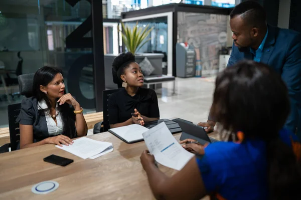Afrikai Üzletember Aki Különböző Női Kollégákkal Beszélget Miközben Egy Asztal — Stock Fotó