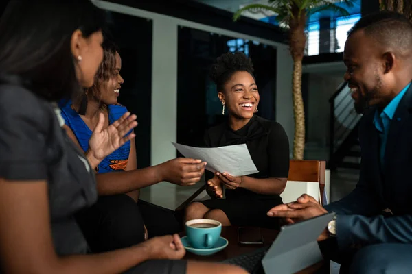 Smějící Skupina Mladých Afrických Podnikatelů Kteří Spolu Procházejí Papírování Během — Stock fotografie