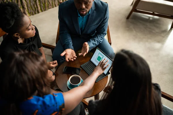 Fokuserad Grupp Unga Afrikanska Företagare Som Går Igenom Diagram Och — Stockfoto