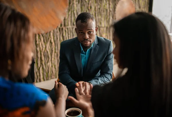 Réunion Affaires Consultation Par Conseiller Financier Noir Africain Deux Femmes — Photo