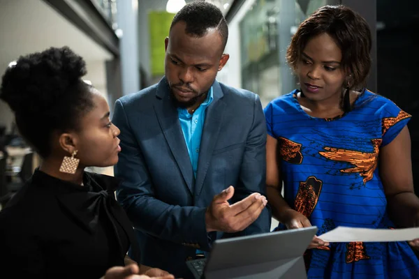 Grupo Focado Jovens Empresários Africanos Lobby Escritório Moderno Conversando Juntos — Fotografia de Stock