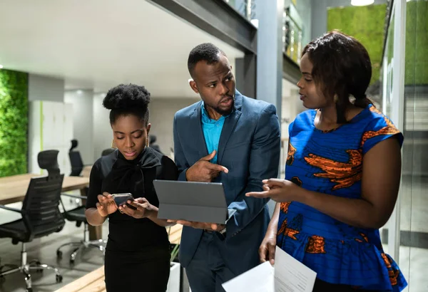 Három Fekete Afrikai Kolléga Sétál Coworking Munkaterületen Stratégiai Úton Tanácsterem — Stock Fotó