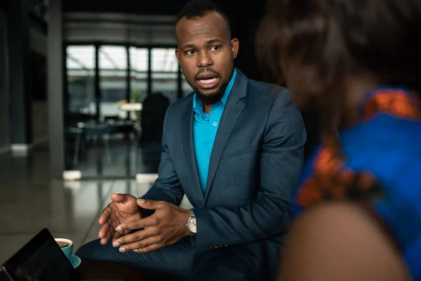 Hombre Negocios Africano Negro Discutiendo Trabajo Una Tableta Digital Durante — Foto de Stock