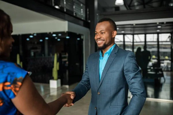 Jovem Empresário Africano Sorrindo Cumprimentando Uma Colega Trabalho Durante Uma — Fotografia de Stock