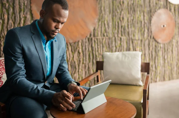 Empresario Africano Negro Escribiendo Una Tableta Digital Con Teclado Adjunto — Foto de Stock