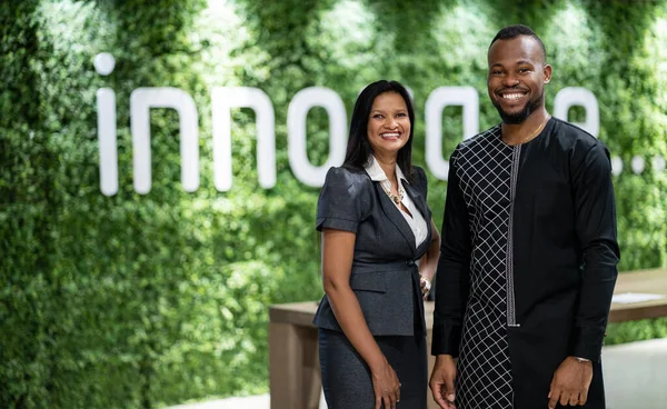 Retrato Grupo Diversificado Empresários Africanos Sorrindo Enquanto Estão Juntos Espaço — Fotografia de Stock