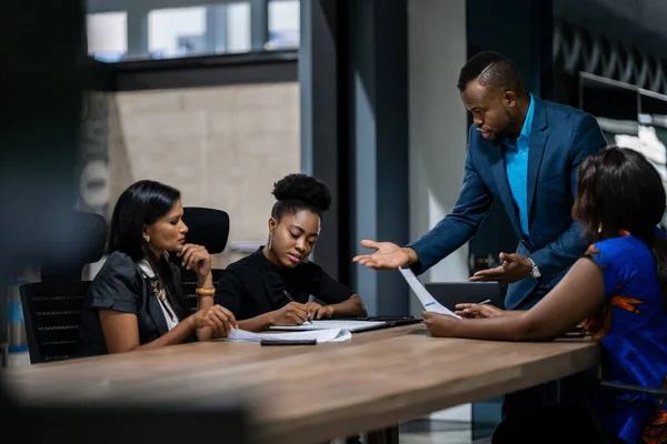 아프리카 사업가는 사무실 회의실에서 테이블 주위에서 모임을 동료들 이야기를 나누고 — 스톡 사진