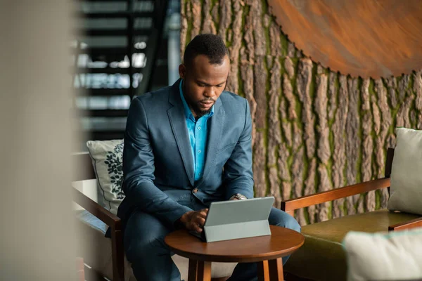 중역인 아프리카 사업가가 키보드가 디지탈 태블릿 컴퓨터로 타자를 — 스톡 사진