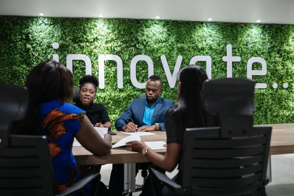 Jovem Empresária Africana Discutindo Trabalho Com Grupo Colegas Durante Uma — Fotografia de Stock