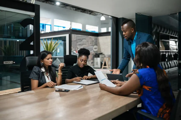 Joven Empresario Africano Hablando Con Equipo Diverso Colegas Durante Una —  Fotos de Stock