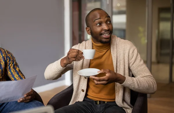 Jovem Empresário Africano Sorrindo Bebendo Uma Xícara Café Durante Uma — Fotografia de Stock